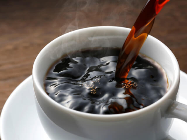 注がれるコーヒー